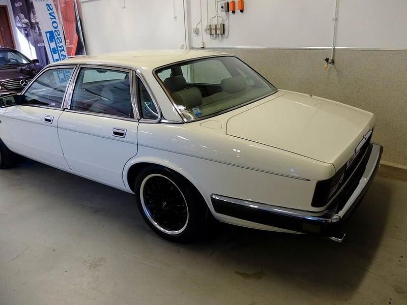 Begagnad Jaguar XJ6 Sovereign 184 HK (135 kW) 1987 Vit Sedan