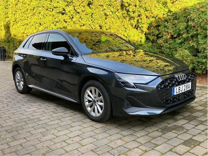 Grå Begagnad 2025 Audi A3 Sportback Advanced Halvkombi | 325 000 kr (Marknadspris) - Bild 1/4