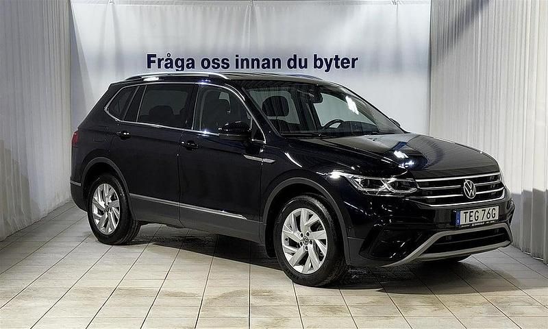 Svart Begagnad 2021 VW Tiguan Allspace SUV | 354 900 kr (Marknadspris) - Bild 1/4
