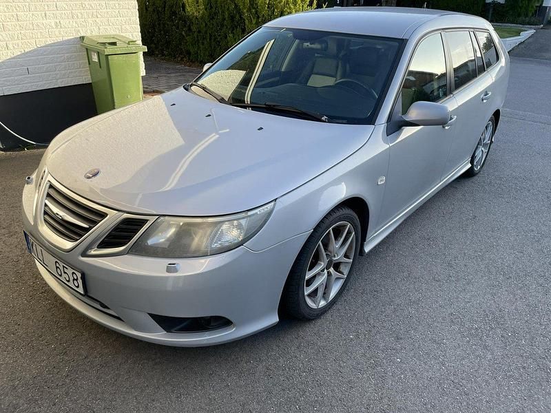 Grå Begagnad 2008 Saab 9-3 Vector Kombi | 29 000 kr (Superpris) - Bild 1/4