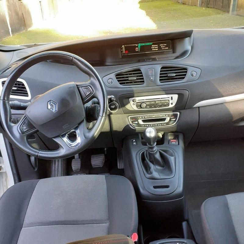 Vit Begagnad 2014 Renault Grand Scénic III Minibuss | 59 900 kr (Marknadspris) - Bild 1/4