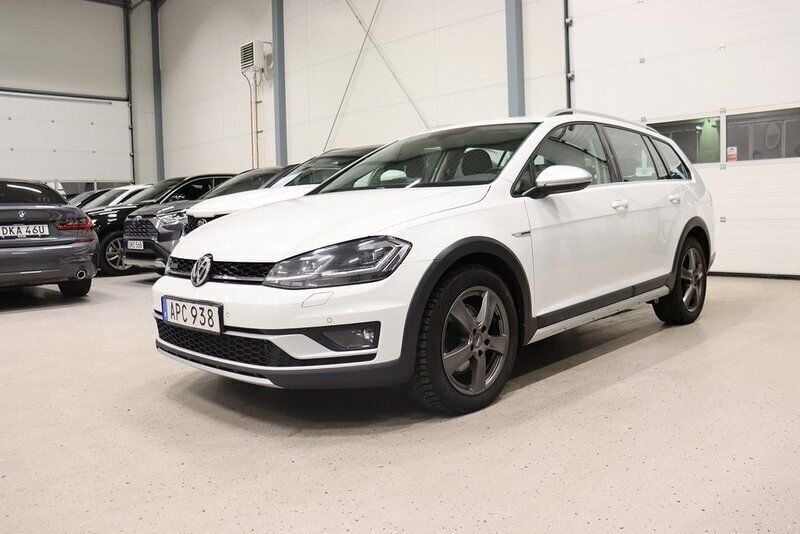 Vit Begagnad 2018 VW Golf Alltrack Kombi | 189 700 kr (Marknadspris) - Bild 1/4