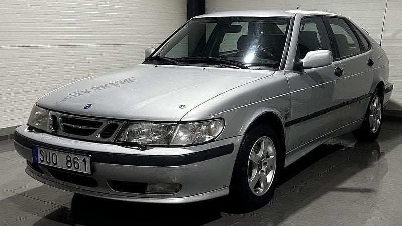 Ljusgrå Begagnad 2001 Saab 9-3 Halvkombi | 19 900 kr (Marknadspris) - Bild 1/4