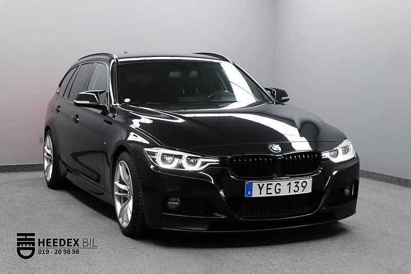 Black sapphire metallic Begagnad 2018 BMW 330 Shadowline Kombi | 289 900 kr (Dyr) - Bild 1/4