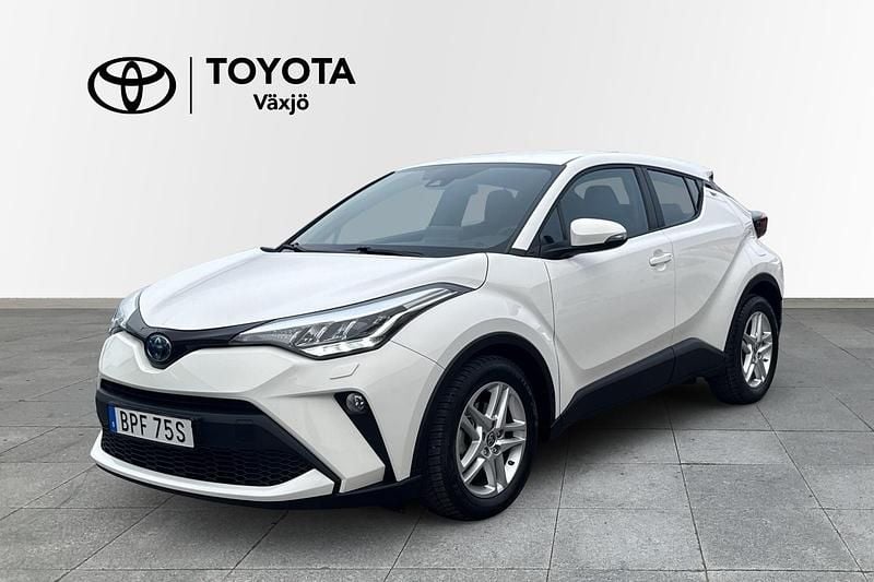 Vit Begagnad 2022 Toyota C-HR Active SUV | 249 000 kr (Bra pris) - Bild 1/3