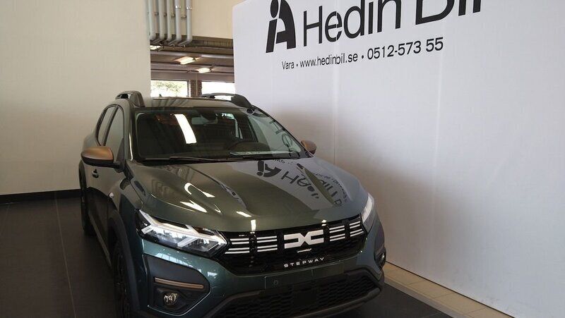 Grön Begagnad 2023 Dacia Sandero Stepway Halvkombi | 215 900 kr (Dyr) - Bild 1/4
