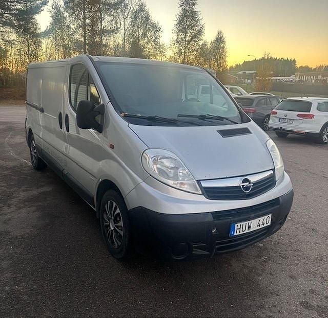 Begagnad Opel Vivaro 114 HK (83 kW) 2009 Silver Minibuss