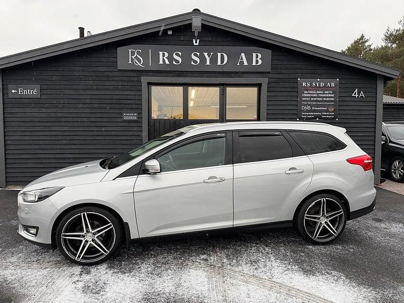 Grå Begagnad 2015 Ford Focus Titanium Kombi | 79 000 kr (Lite dyr) - Bild 1/4
