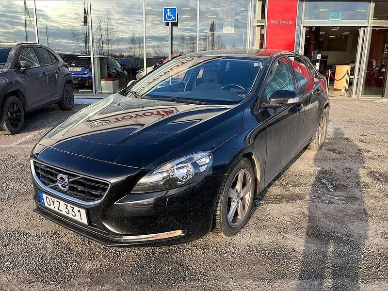 Begagnad Volvo V40 Kinetic 124 HK (91 kW) 2015 Svart Halvkombi