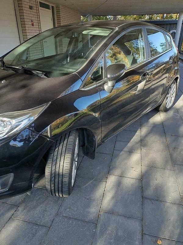 Svart Begagnad 2016 Ford Fiesta Titanium Halvkombi | 63 000 kr (Bra pris) - Bild 1/4