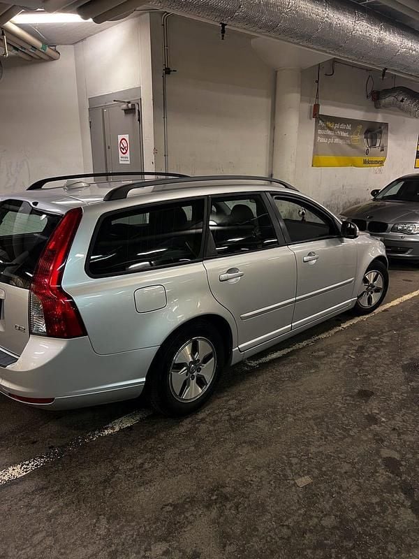 Silvermetallic Begagnad 2011 Volvo V50 Kombi | 43 000 kr (Bra pris) - Bild 1/4