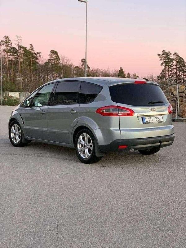 Grå Begagnad 2010 Ford S-MAX Trend Minibuss | 49 990 kr (Marknadspris) - Bild 1/4