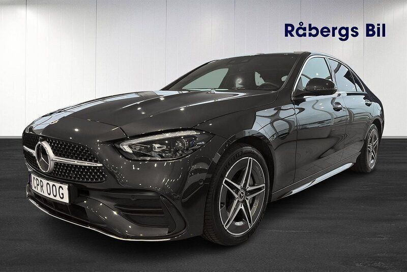 Grå (grafitgrå metallic) Begagnad 2022 Mercedes C300e AMG line Sedan | 499 800 kr (Lite dyr) - Bild 1/4