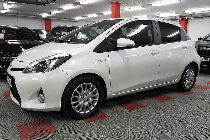 Ljusgrå Begagnad 2013 Toyota Yaris Hybrid Edition Halvkombi | 89 500 kr (Lite dyr) - Bild 1/4