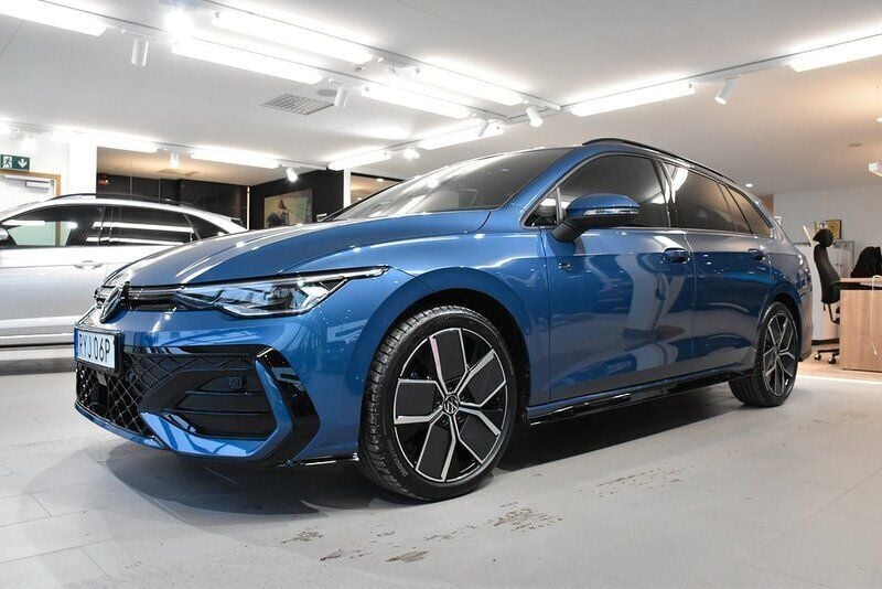 Blå (anemone blue metallic) Ny 2024 VW Golf VIII R-line Kombi | 360 900 kr (Bra pris) - Bild 1/3