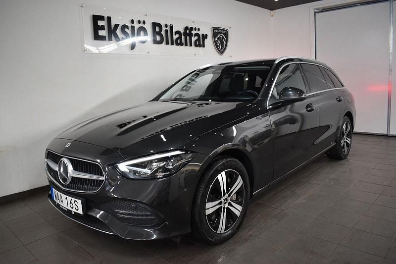 Grå (grå metallic) Begagnad 2022 Mercedes C300e Kombi | 389 500 kr (Marknadspris) - Bild 1/4