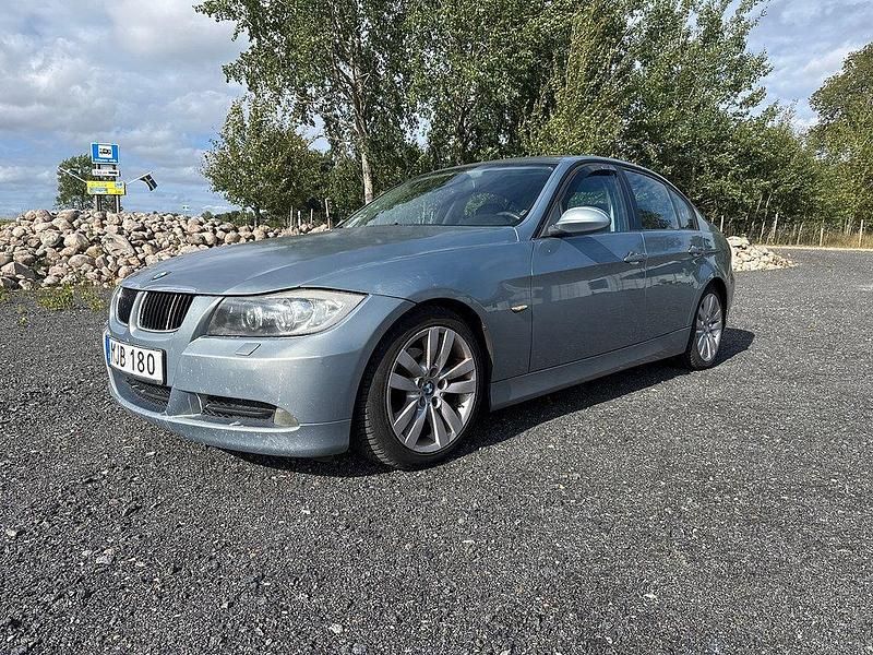 Grå Begagnad 2007 BMW 320 Advantage Sedan | 33 500 kr (Marknadspris) - Bild 1/4