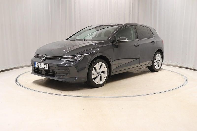 Urano grey Begagnad 2025 VW Golf VIII Life Kombi | 288 800 kr (Superpris) - Bild 1/4