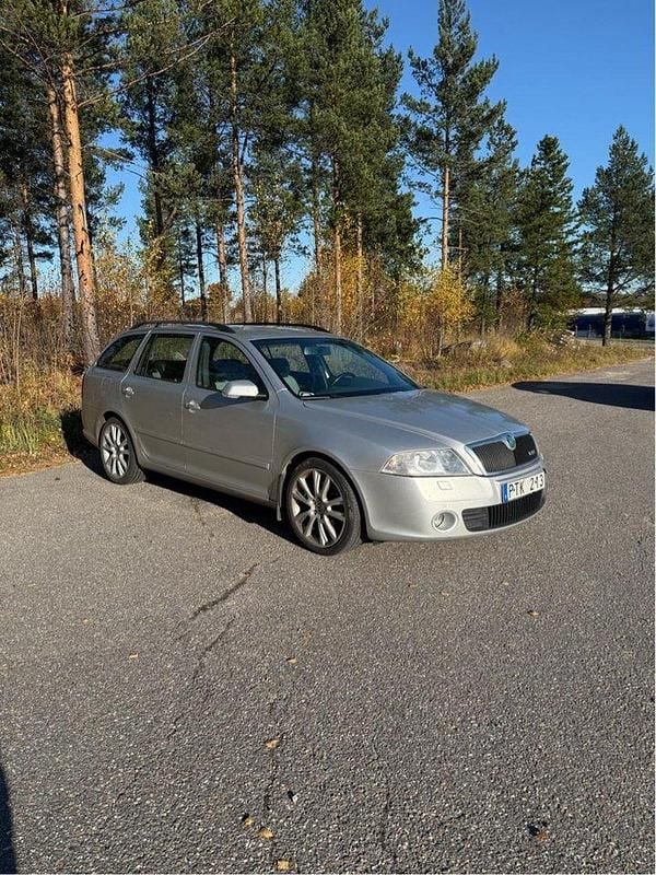 Silver Begagnad 2007 Skoda Octavia RS Kombi | 29 000 kr (Marknadspris) - Bild 1/4