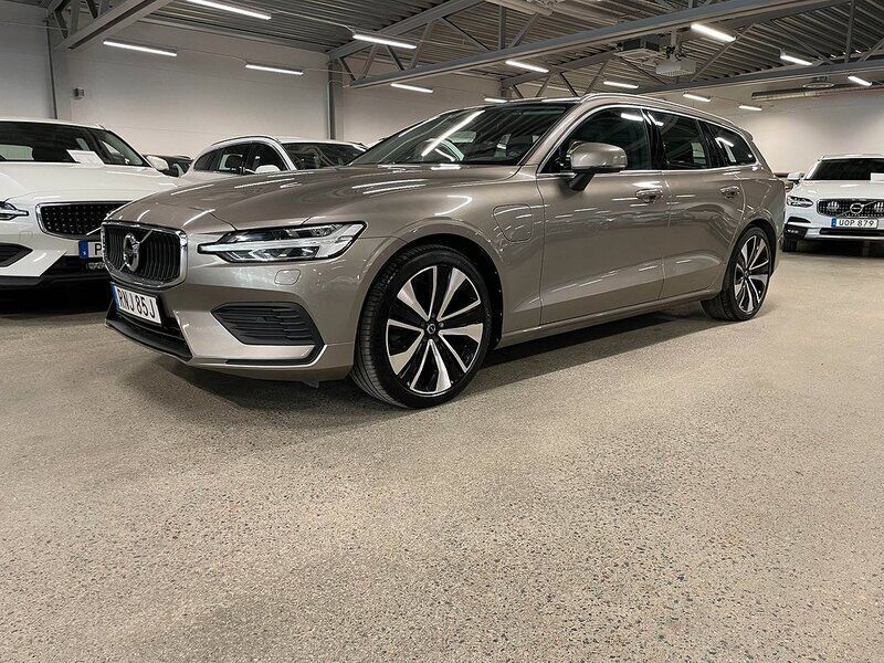Grå Begagnad 2019 Volvo V60 Momentum Kombi | 319 900 kr (Marknadspris) - Bild 1/4