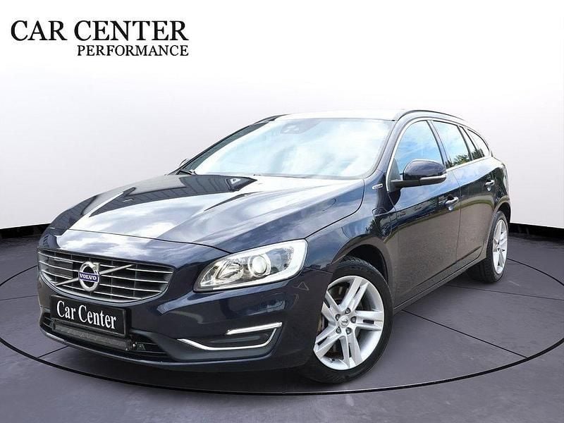 Mörkblå Begagnad 2018 Volvo V60 Standard Kombi | 209 900 kr (Marknadspris) - Bild 1/4