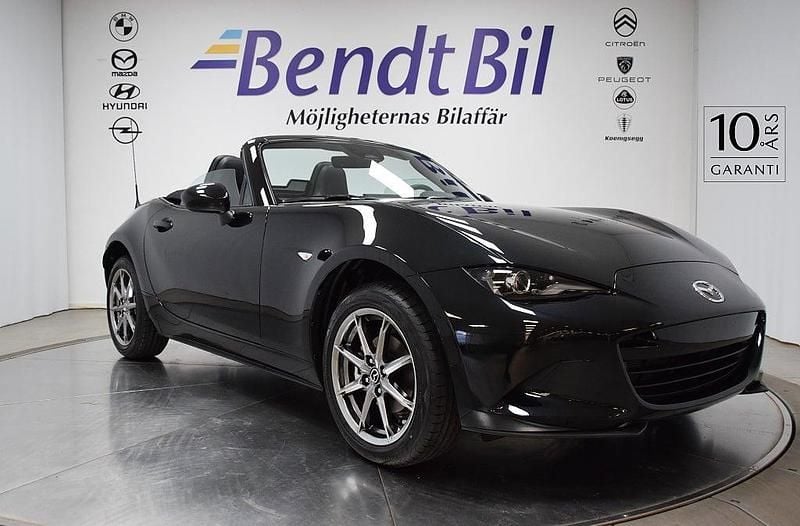 Svart Ny 2025 Mazda MX5 Exclusive-Line Cab | 349 500 kr (Marknadspris) - Bild 1/3