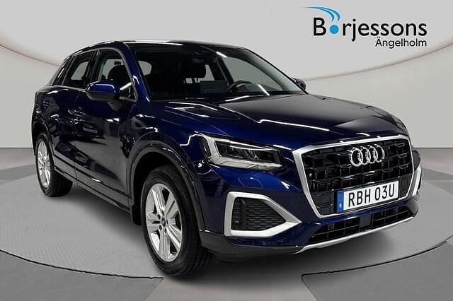 Navarrablå metallic Begagnad 2024 Audi Q2 Advanced Plus SUV | 299 000 kr (Marknadspris) - Bild 1/4