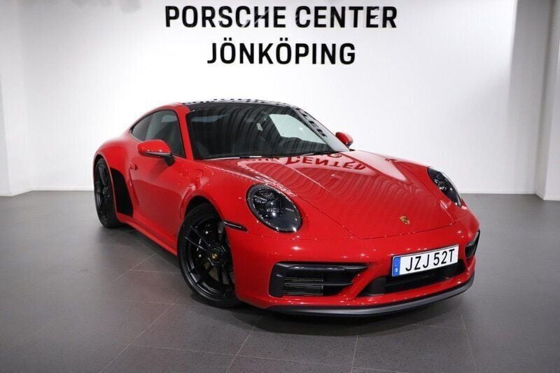Röd (red) Begagnad 2022 Porsche 911 Carrera 4 GTS Sportkupé | 1 785 000 kr (Marknadspris) - Bild 1/3