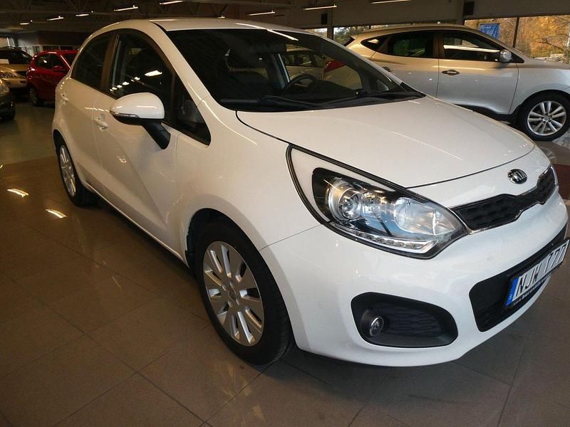 Vit Begagnad 2014 Kia Rio Halvkombi | 69 900 kr (Superpris) - Bild 1/4