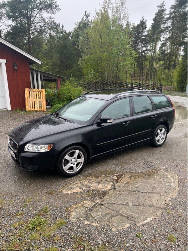 Svart Begagnad 2008 Volvo V50 Momentum Kombi | 34 500 kr (Marknadspris) - Bild 1/4