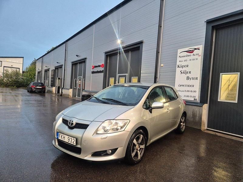 Silver Begagnad 2007 Toyota Auris Halvkombi | 45 900 kr (Marknadspris) - Bild 1/4