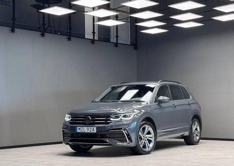Mörkgrå Begagnad 2023 VW Tiguan R-line SUV | 389 900 kr (Marknadspris) - Bild 1/3