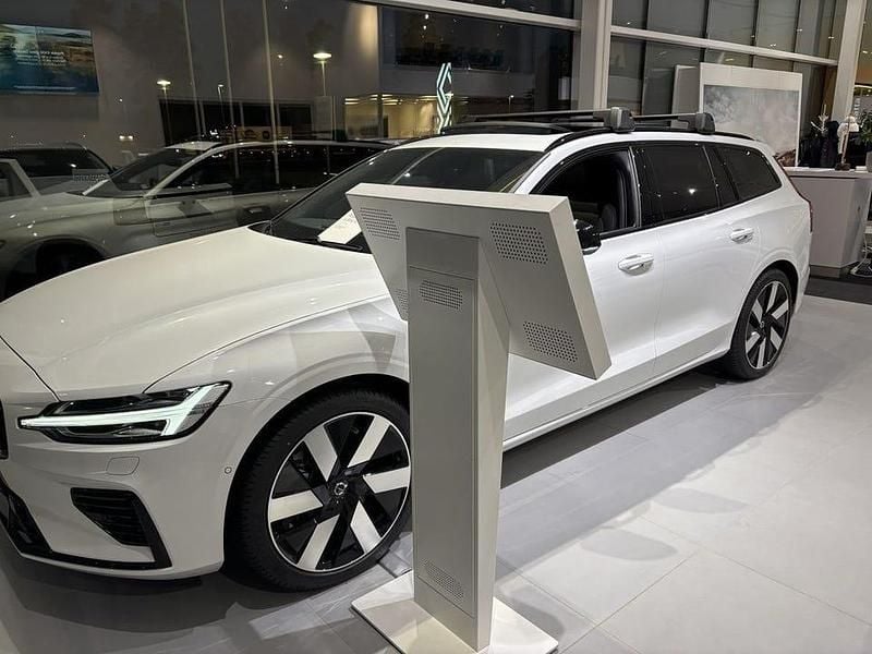 Vit Ny 2025 Volvo V60 Ultra Kombi | 715 700 kr - Bild 1/4