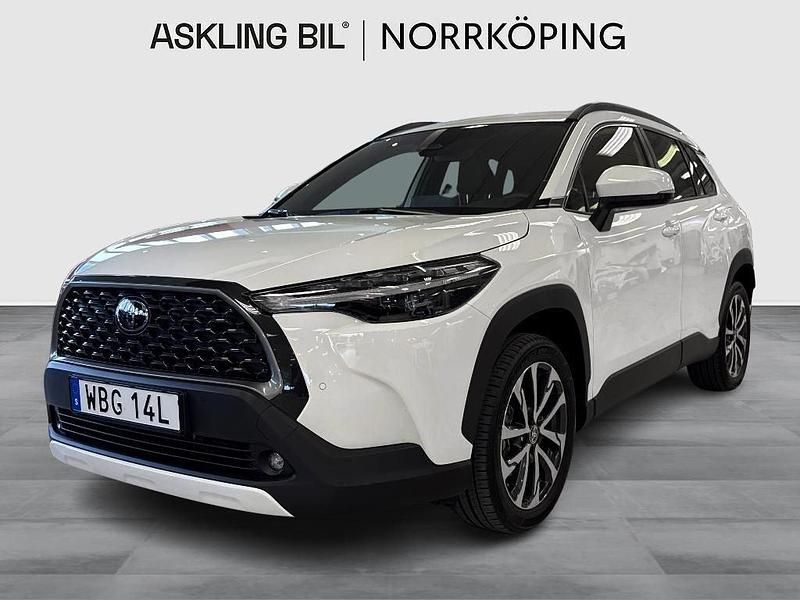 Vit Begagnad 2024 Toyota Corolla Cross Style SUV | 389 000 kr (Marknadspris) - Bild 1/4