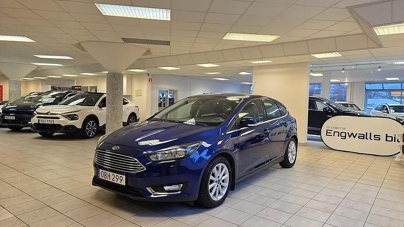Blå Begagnad 2016 Ford Focus Titanium Halvkombi | 124 900 kr (Marknadspris) - Bild 1/4