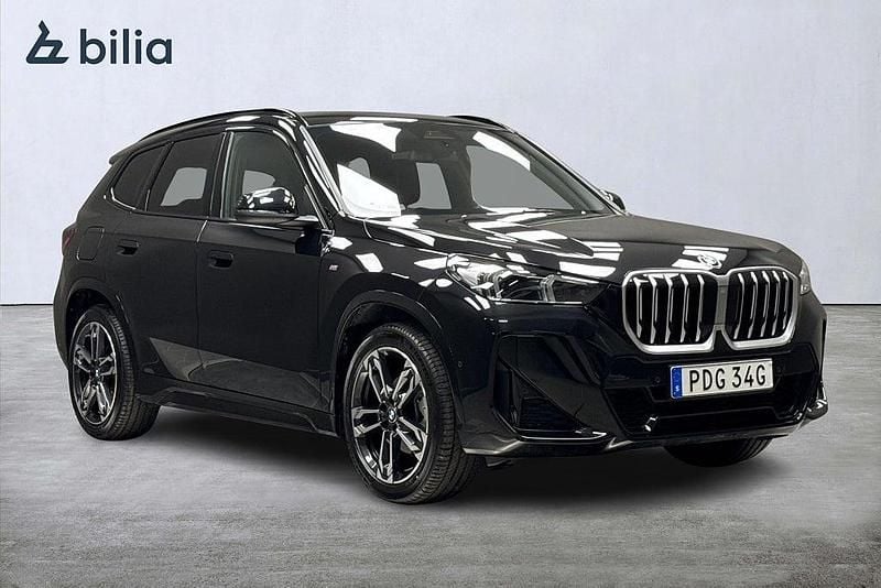 Svart Begagnad 2025 BMW X1 M Sport SUV | 428 900 kr (Marknadspris) - Bild 1/4
