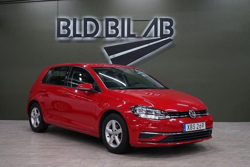 Röd Begagnad 2018 VW Golf VII Halvkombi | 149 900 kr (Marknadspris) - Bild 1/4