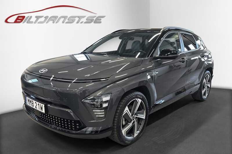 Grå Begagnad 2023 Hyundai Kona Advanced SUV | 438 900 kr (Superpris) - Bild 1/4