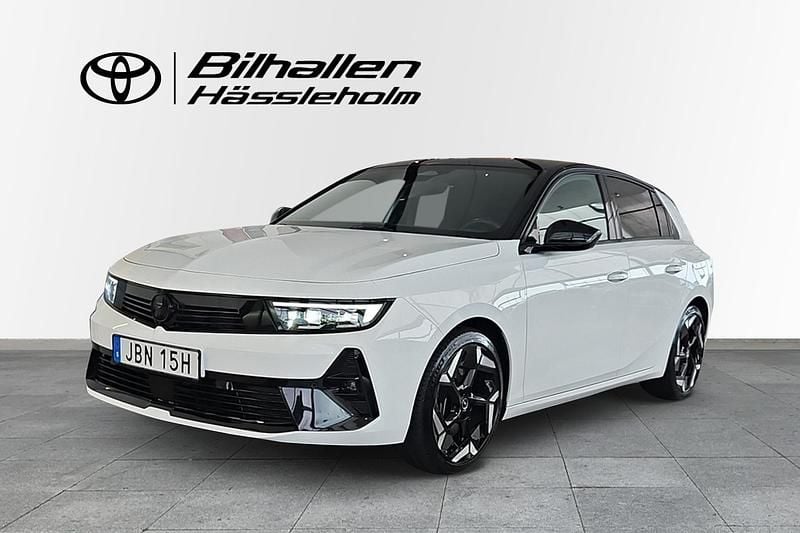Vit Begagnad 2023 Opel Astra GSe Halvkombi | 319 900 kr (Dyr) - Bild 1/4