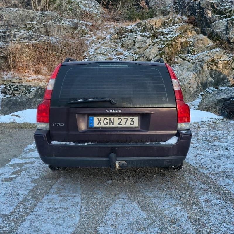 Mörklila Begagnad 2006 Volvo V70 Kombi | 25 000 kr (Marknadspris) - Bild 1/3