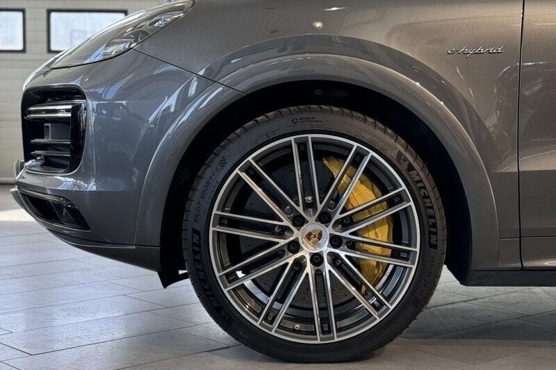 Begagnad Porsche Cayenne Turbo S 680 HK (500 kW) 2019 Grå SUV
