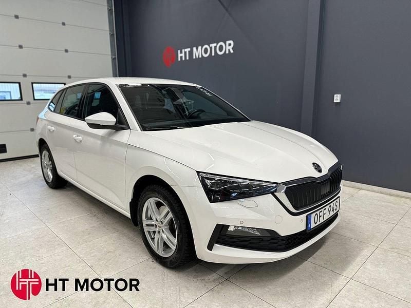 Vit Begagnad 2021 Skoda Scala Style Halvkombi | 209 900 kr (Marknadspris) - Bild 1/4