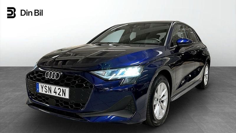 Blå Begagnad 2024 Audi A3 Sportback Proline Halvkombi | 319 000 kr (Dyr) - Bild 1/4