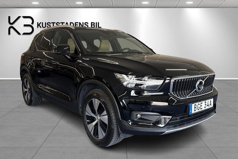Svart Begagnad 2020 Volvo XC40 Momentum SUV | 339 900 kr (Marknadspris) - Bild 1/4