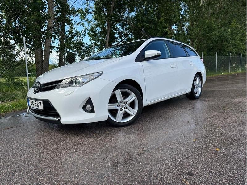 Vit Begagnad 2014 Toyota Auris Touring Sports Multidrive S Kombi | 135 000 kr (Dyr) - Bild 1/4