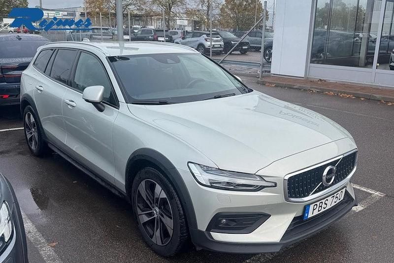 Vit Begagnad 2022 Volvo V60 CC Kombi | 304 800 kr (Marknadspris) - Bild 1/2