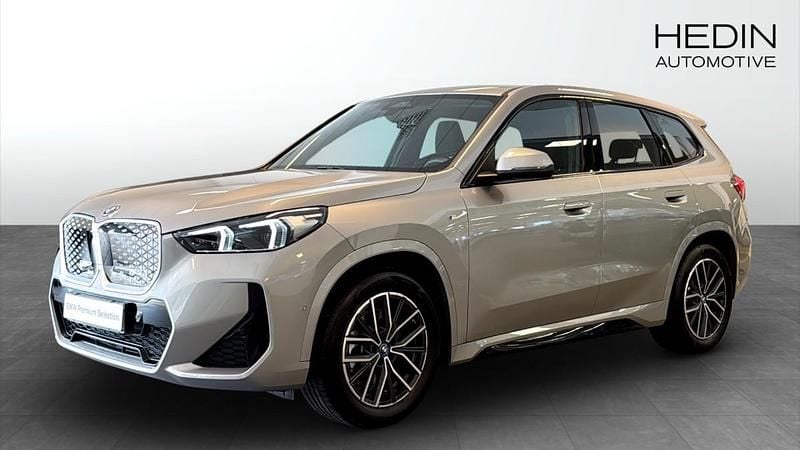 Grå (grey) Begagnad 2025 BMW iX1 Comfort Edition SUV | 584 700 kr (Dyr) - Bild 1/4