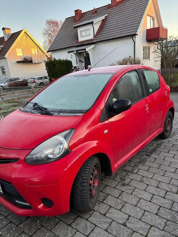 Begagnad 2013 Toyota Aygo Halvkombi | 40 000 kr (Marknadspris) - Bild 1/3