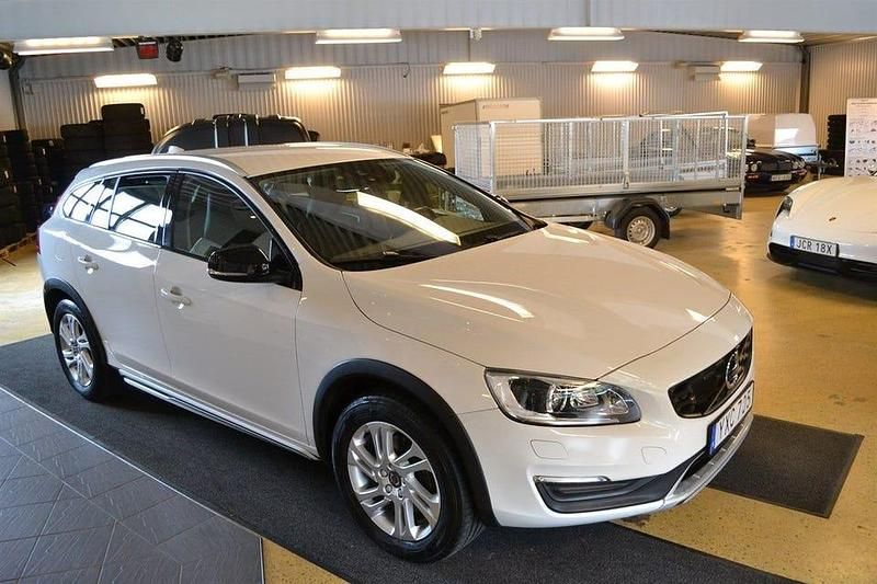Begagnad Volvo V60 CC Momentum 150 HK (110 kW) 2017 Vit Kombi