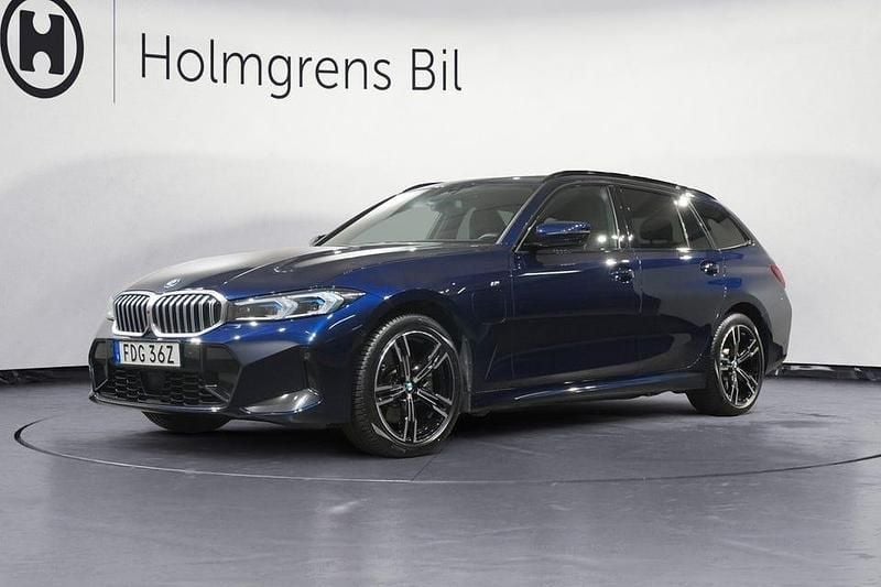 Tanzanite blå metallic Begagnad 2025 BMW 330 M Sport Kombi | 539 800 kr - Bild 1/4